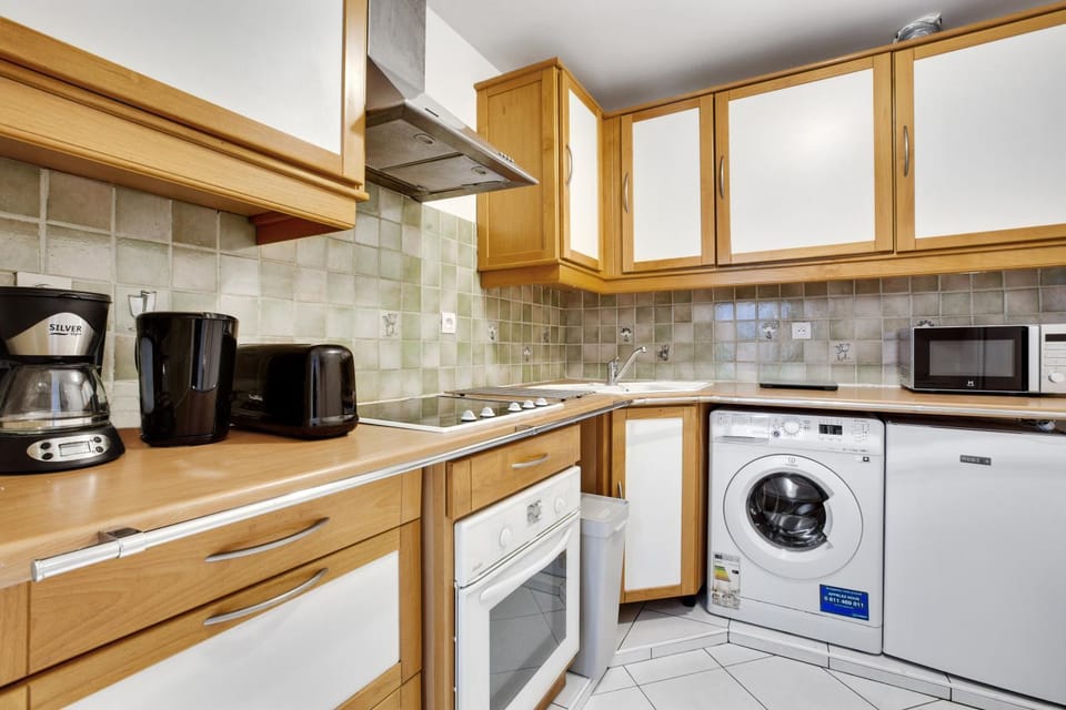 Coffee/tea facilities, Kitchen or kitchenette, oven, stove, toaster, washing machine