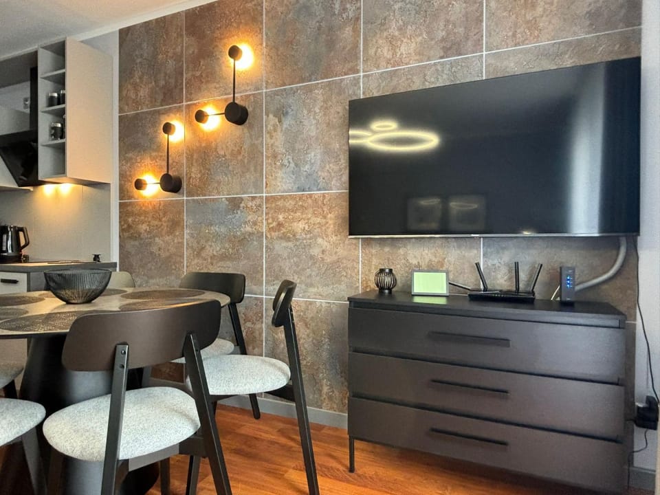 TV and multimedia, Living room, Seating area, Dining area