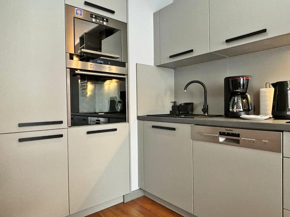 Coffee/tea facilities, Kitchen or kitchenette, dishwasher, stove