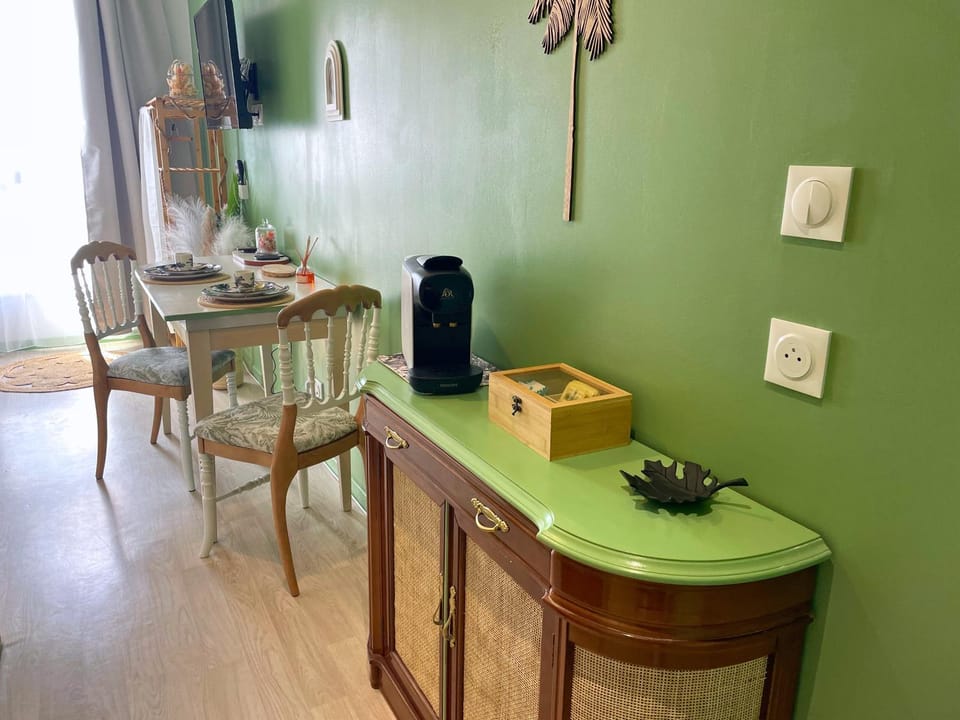 Coffee/tea facilities, Seating area
