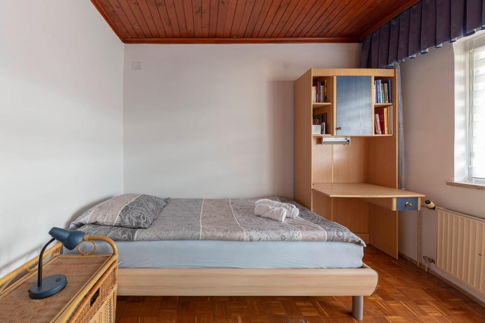 Bed, Library, Photo of the whole room, Bedroom, towels, wardrobe