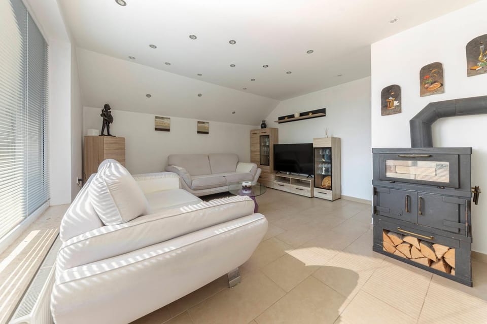 Communal lounge/ TV room, Living room, Decorative detail, Decorative detail, Seating area, fireplace