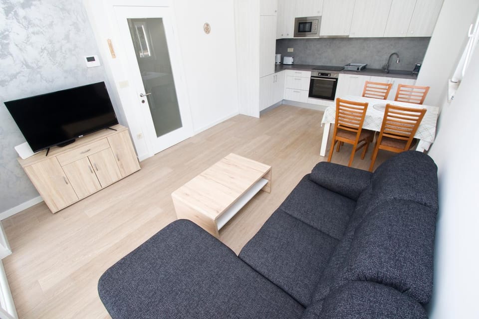 TV and multimedia, Living room, Seating area, Dining area
