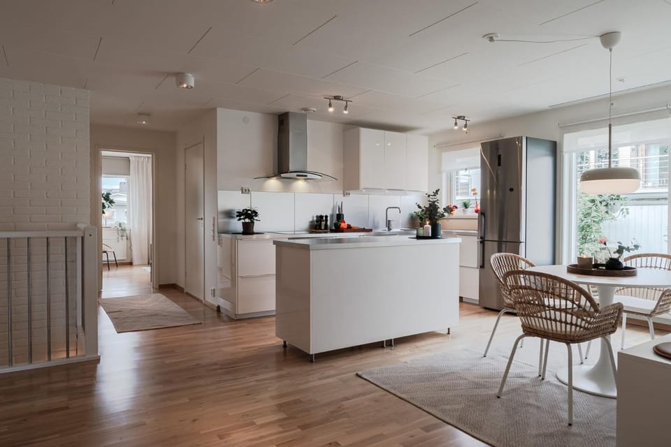 Kitchen or kitchenette, Dining area