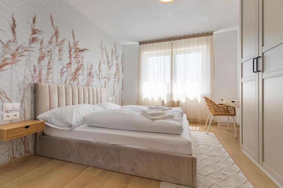 Photo of the whole room, Bedroom, towels, wardrobe