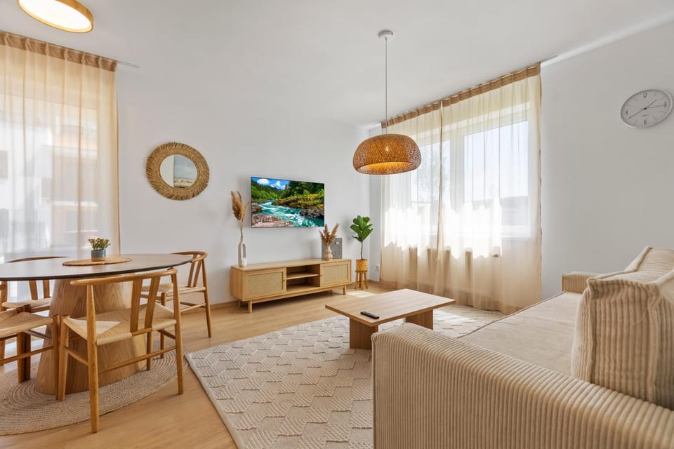 TV and multimedia, Living room, Seating area, Dining area