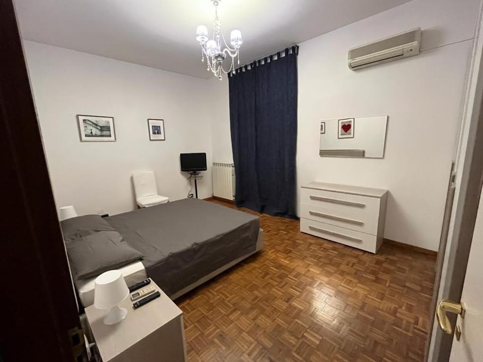 Bed, Photo of the whole room, Bedroom, air conditioner