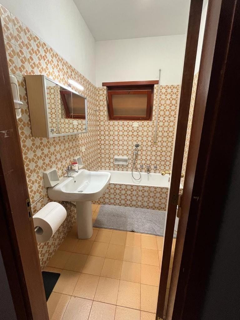 Shower, Toilet, Bathroom, Bath, towels