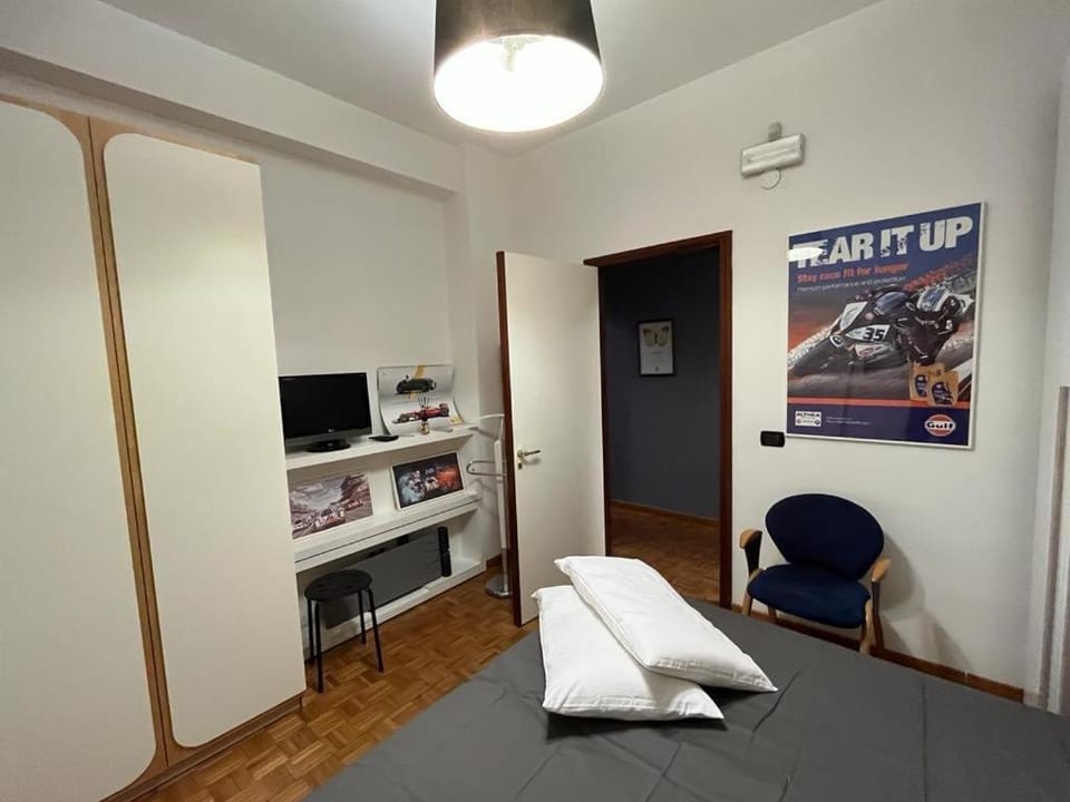 Bed, TV and multimedia, Photo of the whole room, Bedroom, air conditioner