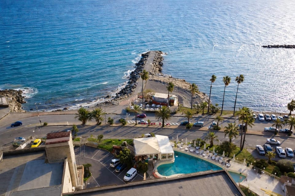 Nearby landmark, Day, Neighbourhood, Natural landscape, Bird's eye view, Beach, Pool view, Sea view, Swimming pool, Location, Parking, sunbed