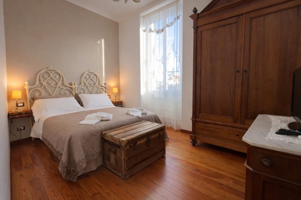 Bed, TV and multimedia, Photo of the whole room, Bedroom, hair dresser, towels, wardrobe