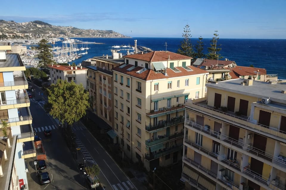 Property building, Nearby landmark, Day, Neighbourhood, Natural landscape, Bird's eye view, City view, Sea view, Street view, Location, Parking