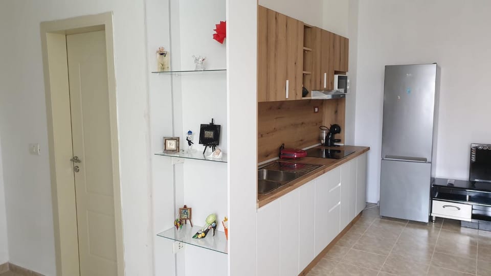 Kitchen or kitchenette, minibar