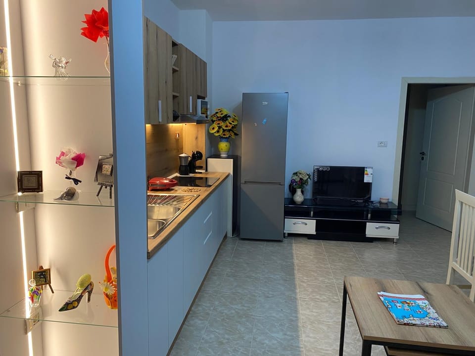 Kitchen or kitchenette, minibar