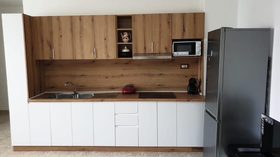 Kitchen or kitchenette, minibar