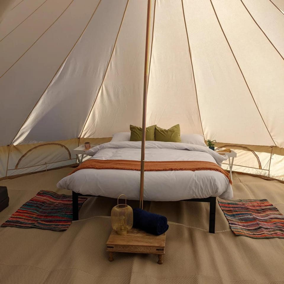 Property building, Bed, Bedroom