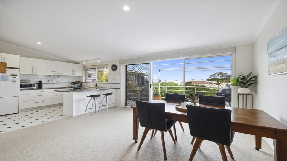 Coffee/tea facilities, Kitchen or kitchenette, Other, Dining area, dishwasher, microwave, oven, stove, toaster