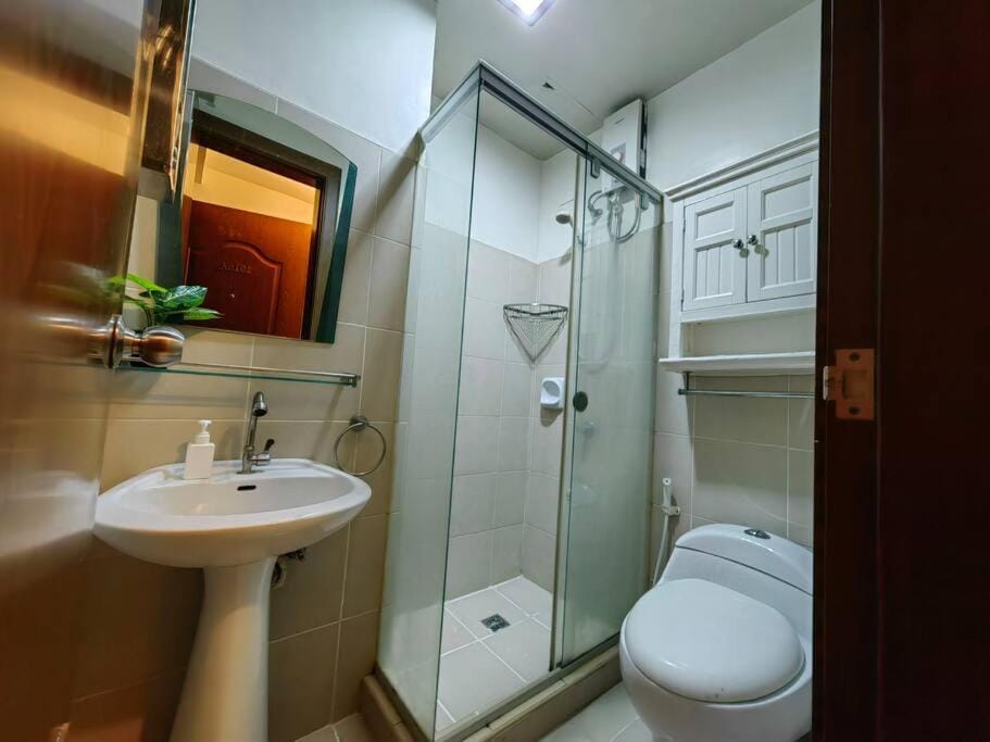 Citispace 1BR Condotel Suite at Ridgewood Towers Near BGC Airport #RW08A Apartment in Makati
