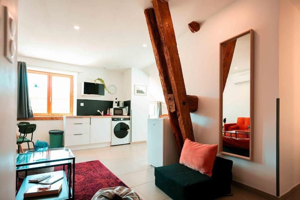 Kitchen or kitchenette, Living room, washing machine