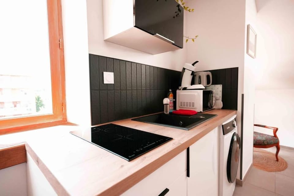 Coffee/tea facilities, Kitchen or kitchenette, stove, washing machine