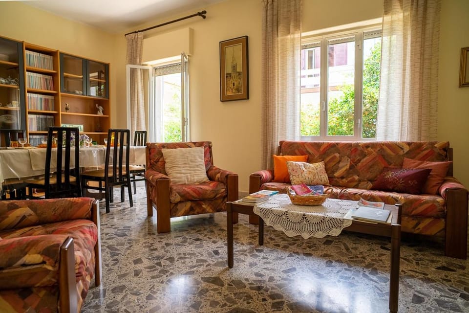 Library, Living room, Seating area