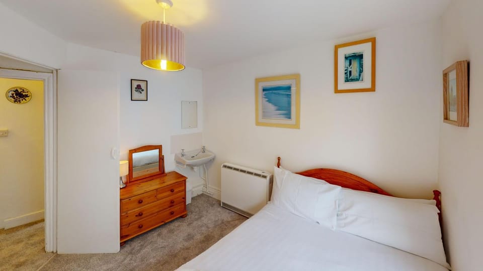 Property building, Bed, Bedroom