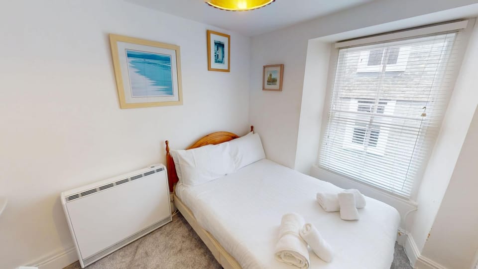 Property building, Bed, Bedroom, towels