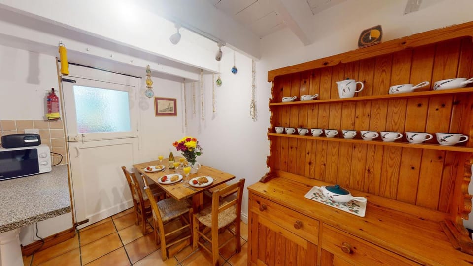 Property building, Kitchen or kitchenette, Dining area