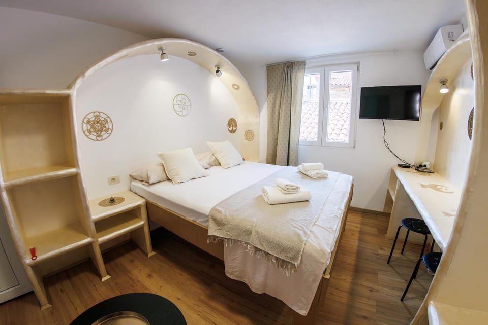Bed, TV and multimedia, Bedroom, towels