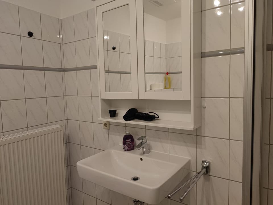 Bathroom, towels