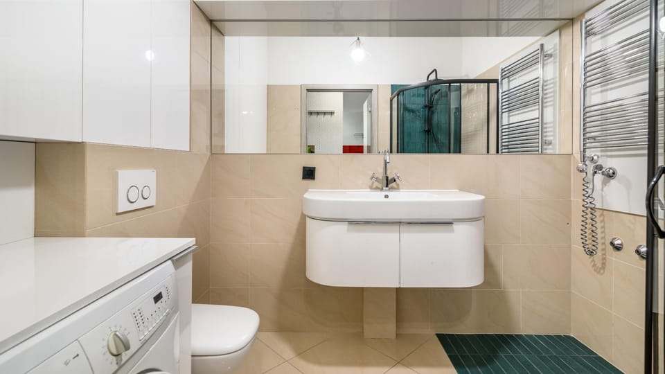 Toilet, Bathroom, towels