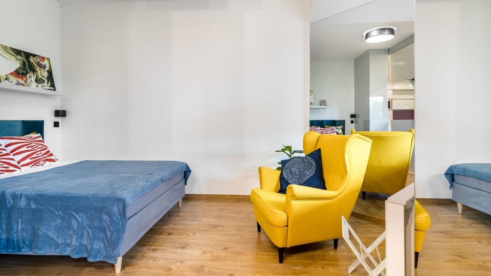 Bed, TV and multimedia, Living room, Photo of the whole room, Seating area, Bedroom
