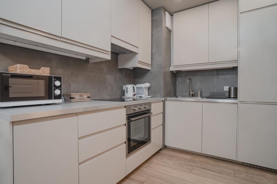 Kitchen or kitchenette, dishwasher, oven