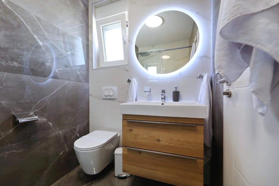 Toilet, towels