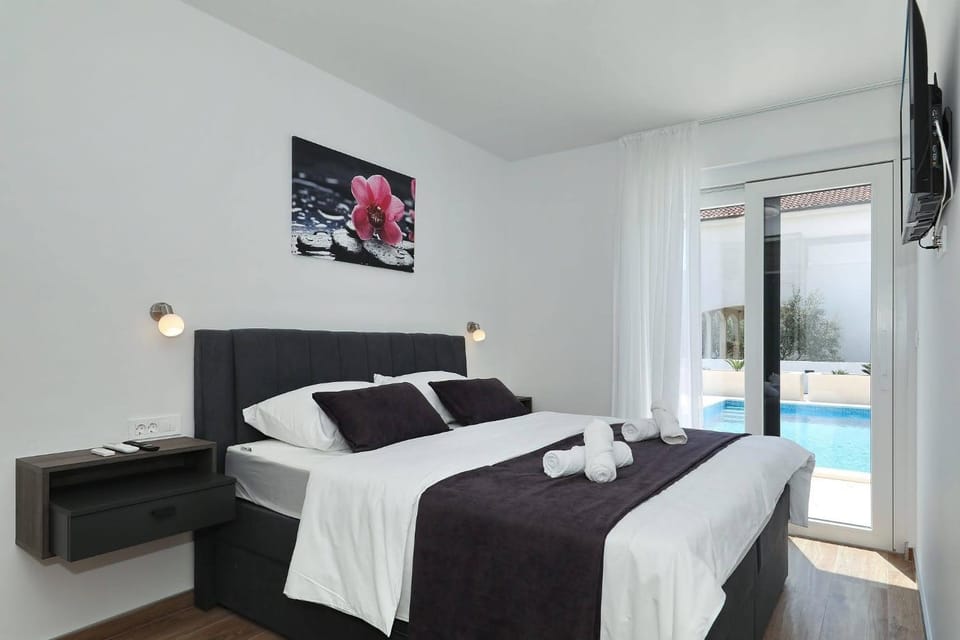 Bed, Bedroom, Pool view