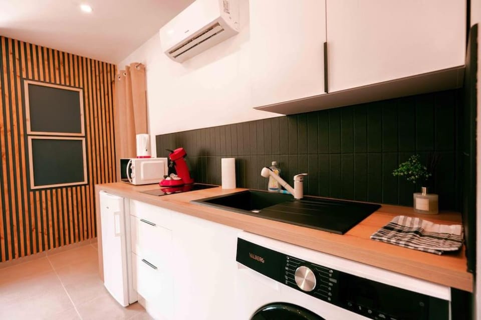 Coffee/tea facilities, Kitchen or kitchenette, stove, washing machine