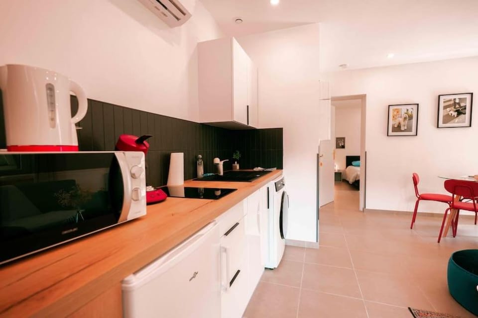 Coffee/tea facilities, Kitchen or kitchenette, microwave, stove