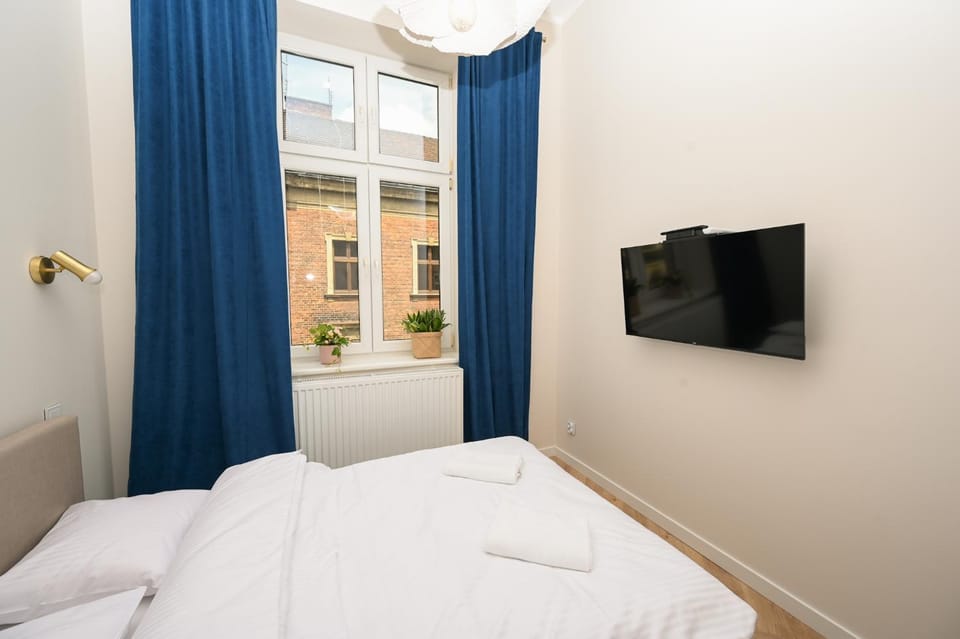 Bed, TV and multimedia, Photo of the whole room