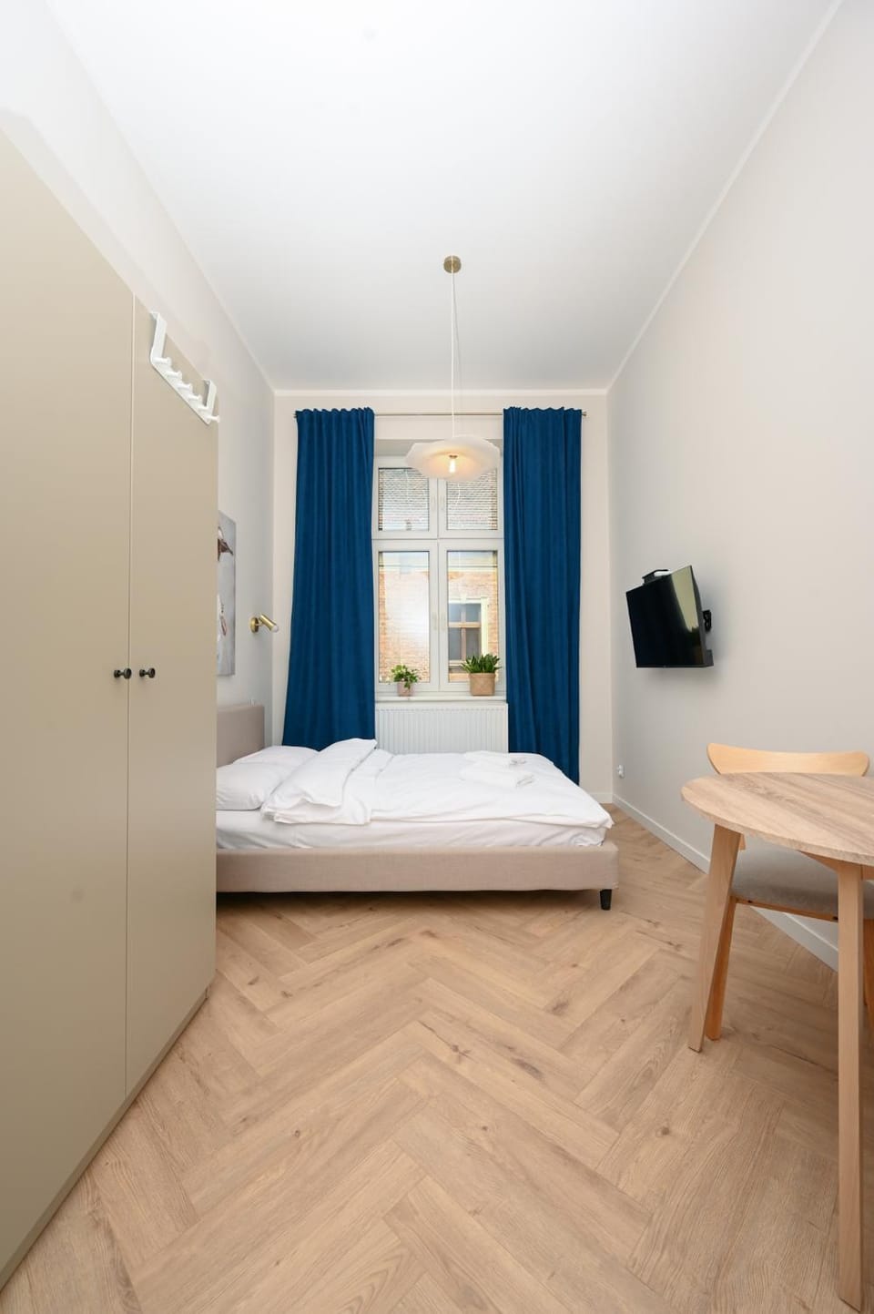 Bed, TV and multimedia, Photo of the whole room, wardrobe