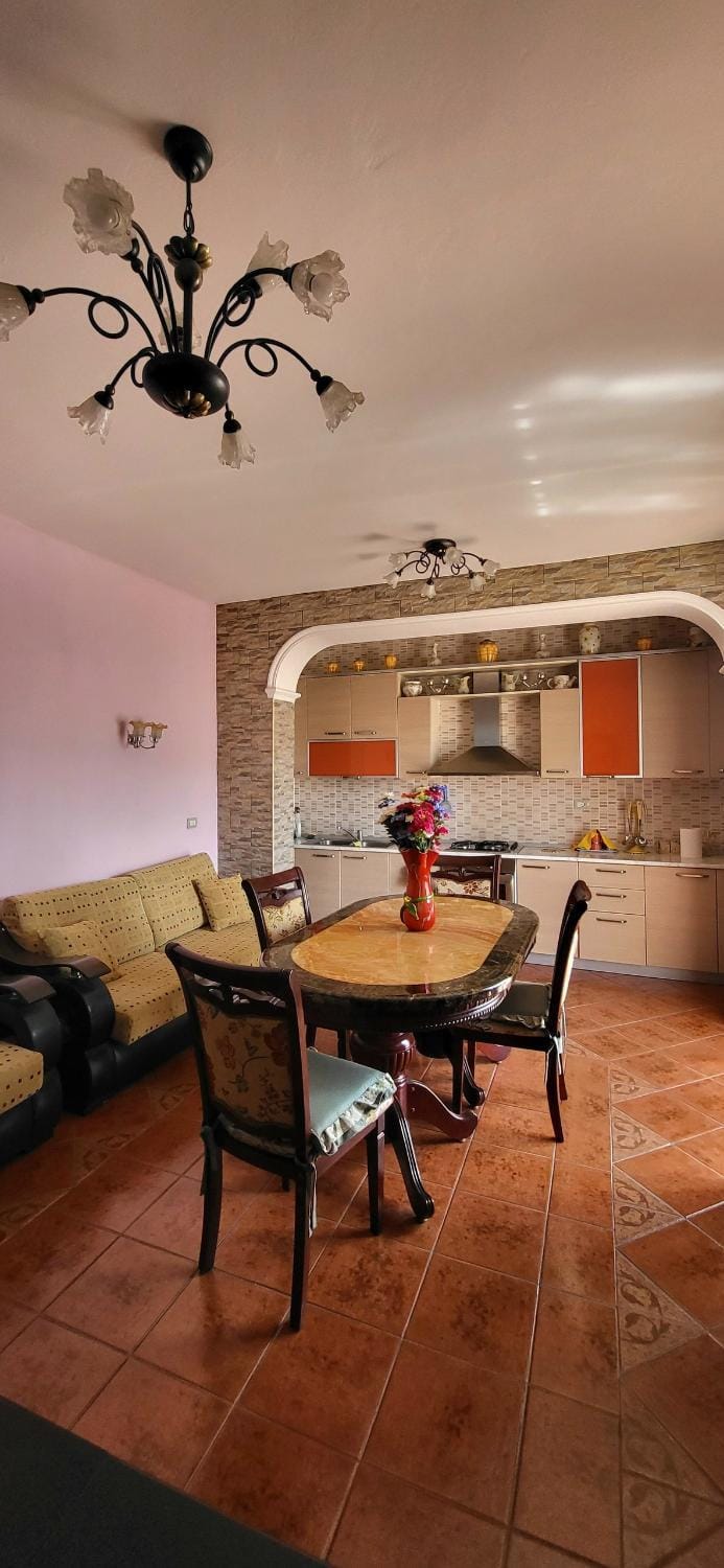 Kitchen or kitchenette, Dining area