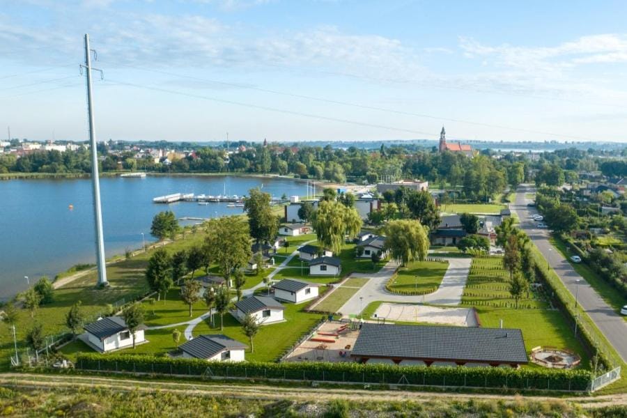 Property building, Nearby landmark, Neighbourhood, Natural landscape, Bird's eye view, City view, Lake view, Location