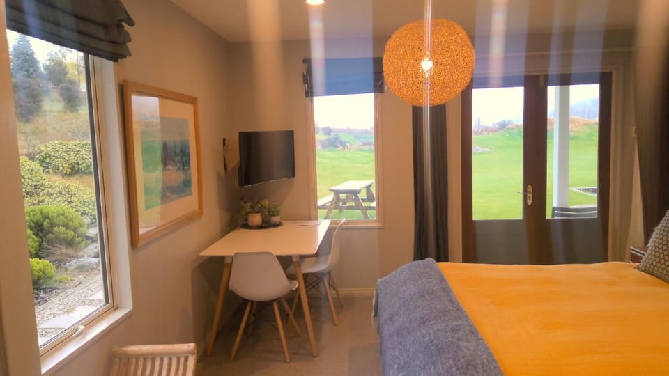 TV and multimedia, Seating area, Dining area