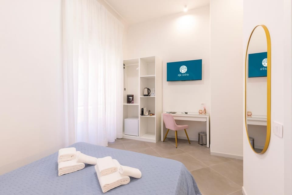 Bed, TV and multimedia, Photo of the whole room, Bedroom, heating, towels, air conditioner