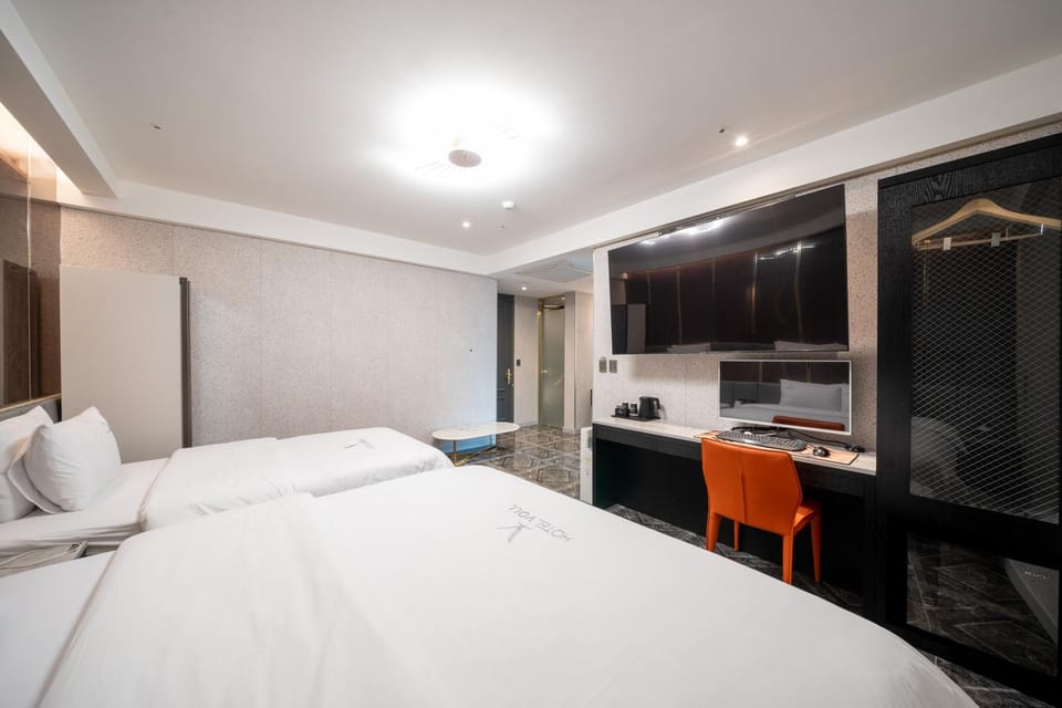 Bed, TV and multimedia, Bedroom