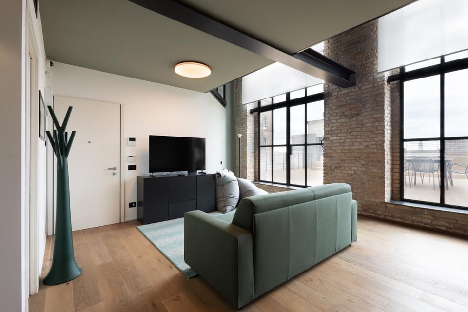 TV and multimedia, Living room, Seating area, Evening entertainment