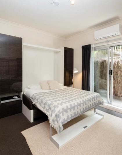 Best location at Bondi Beach, on the beach! speedo Apartment in Sydney