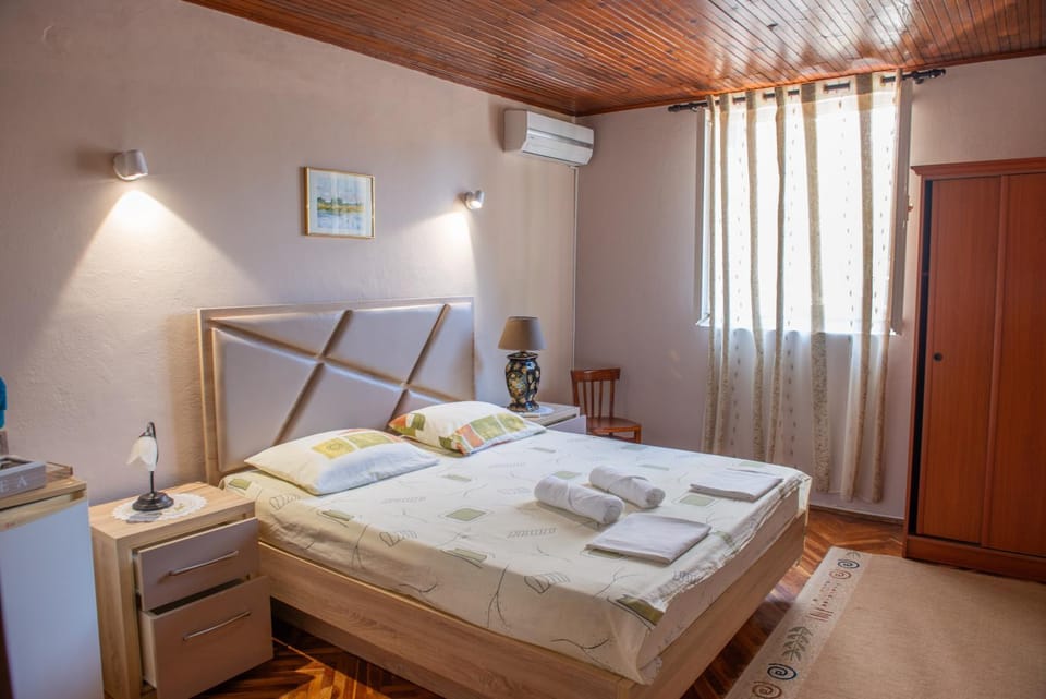 Bed, Photo of the whole room, wardrobe