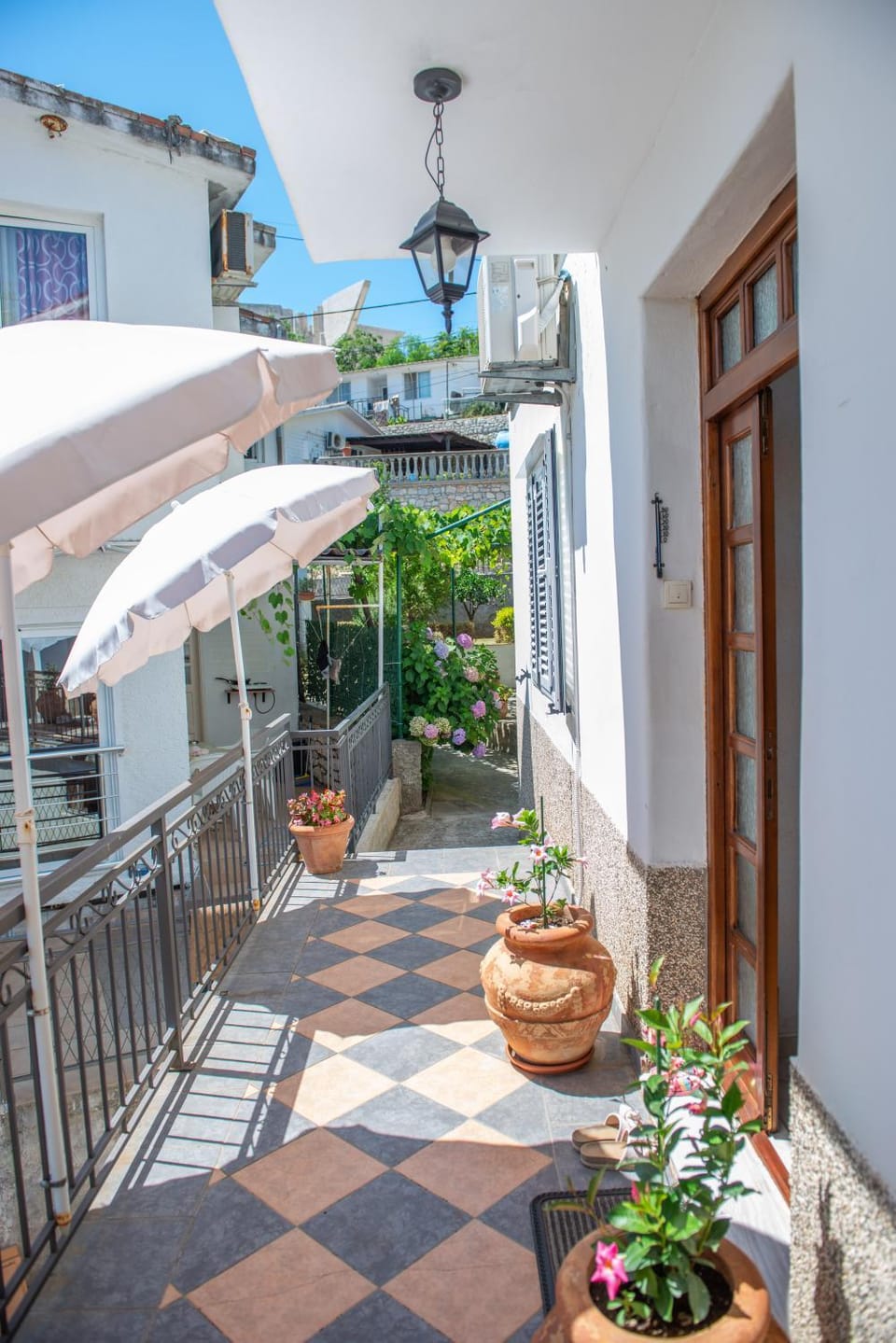 Property building, Patio, Balcony/Terrace