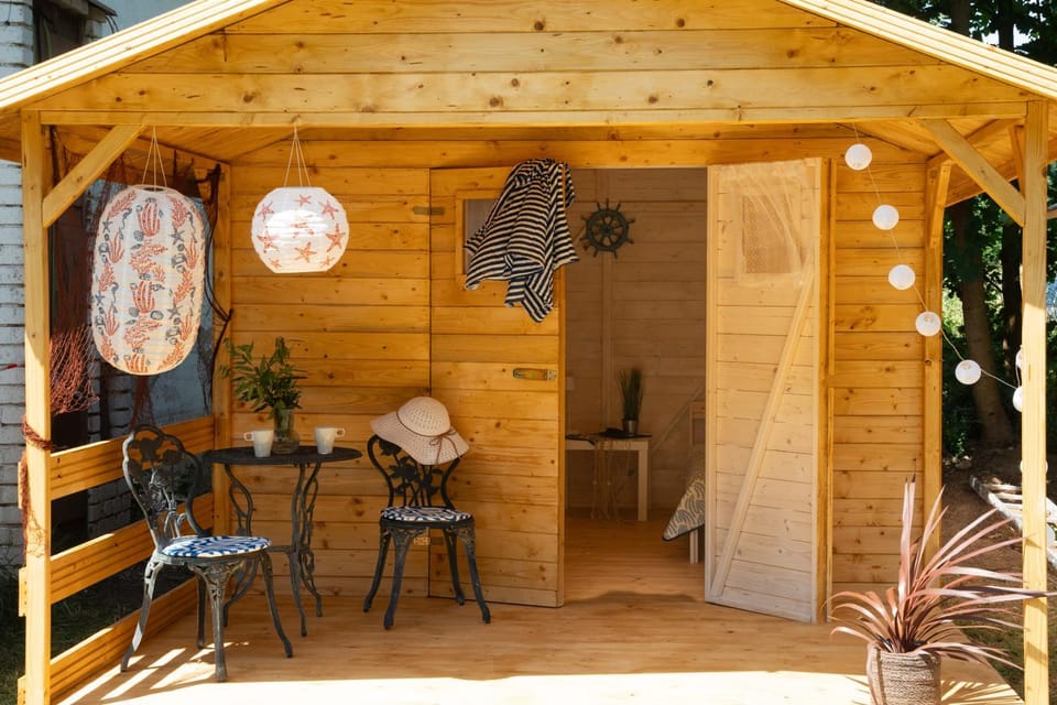 Day, Seating area