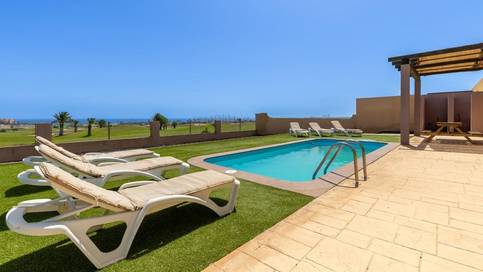 Day, Pool view, Swimming pool, sunbed